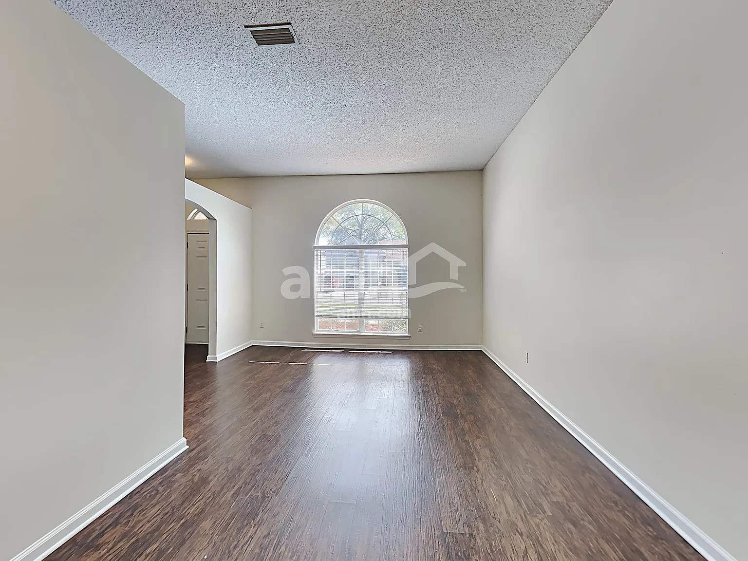 4 bed, 2.0 bath, 2002 sqft, $2,190 — Photo 3
