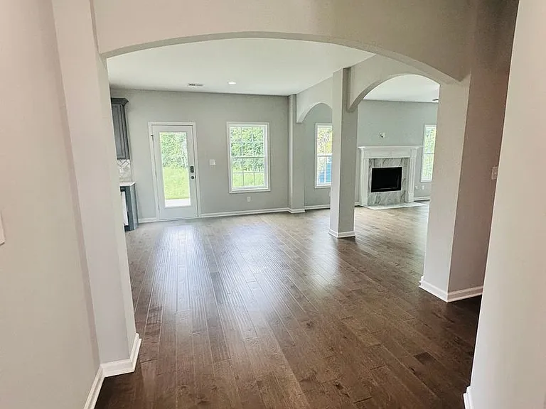 317 Shoshone Cir — Photo 5