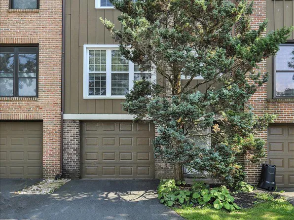 24 Club Ln, Reading, PA 19607