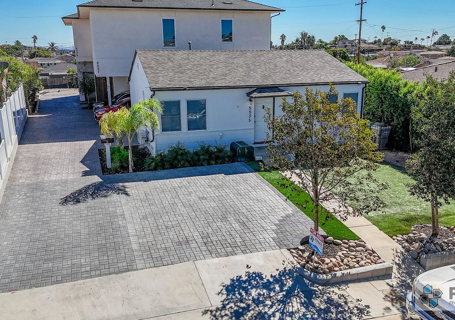 Beautifully renovated 3 bedroom/2 bath house — Photo 1