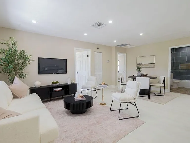 5409 NE 4th Ave — Photo 4
