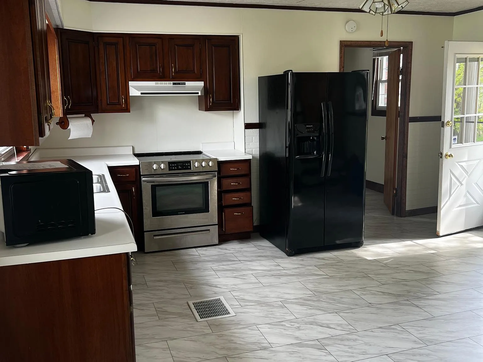 3 bed, 2000 sqft, $2,500 — Photo 3