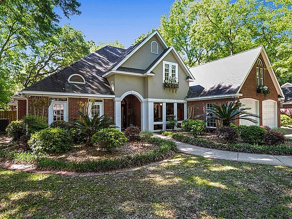 Striking design & roof line