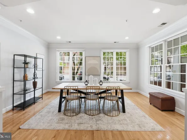 306 Oak Knoll Ter, Rockville, MD 20850