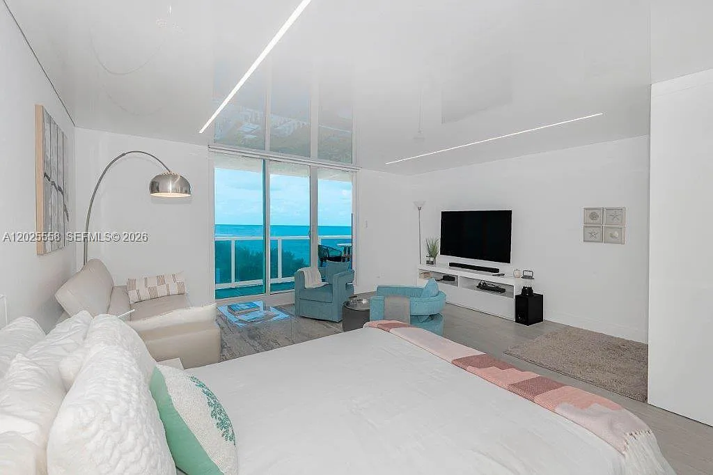 Roney Palace Condo — Photo 3