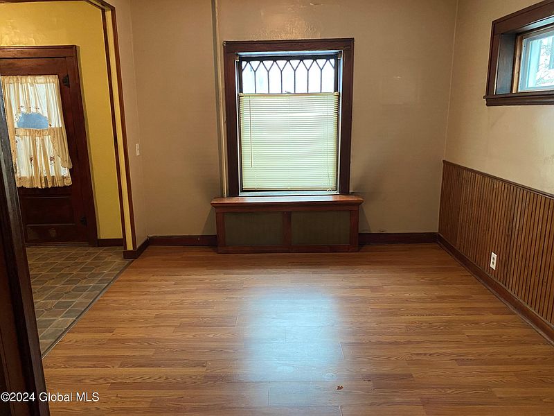 4th image of 215 Robinson Street