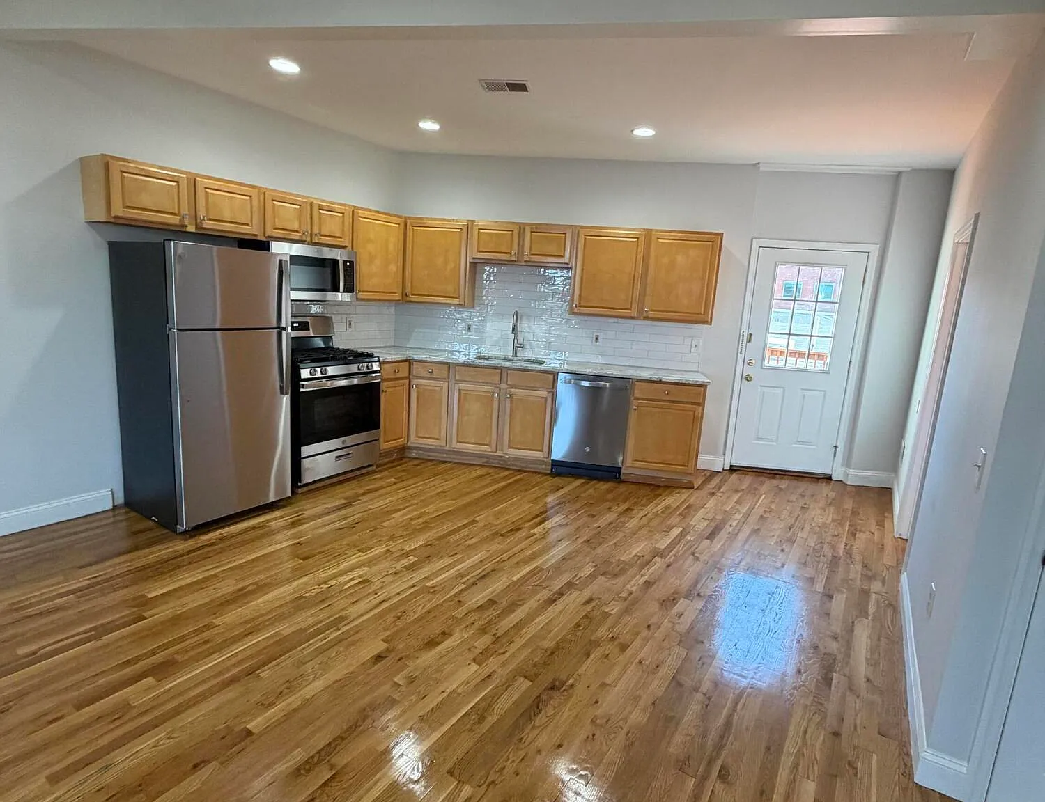 Studio, $2,500 — Photo 2