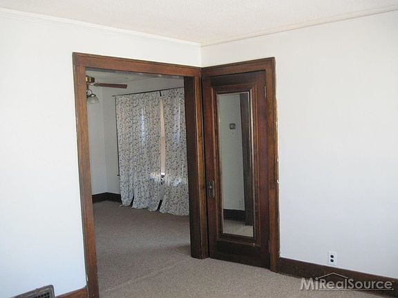 5th image of 1421 Beaconsfield Ave