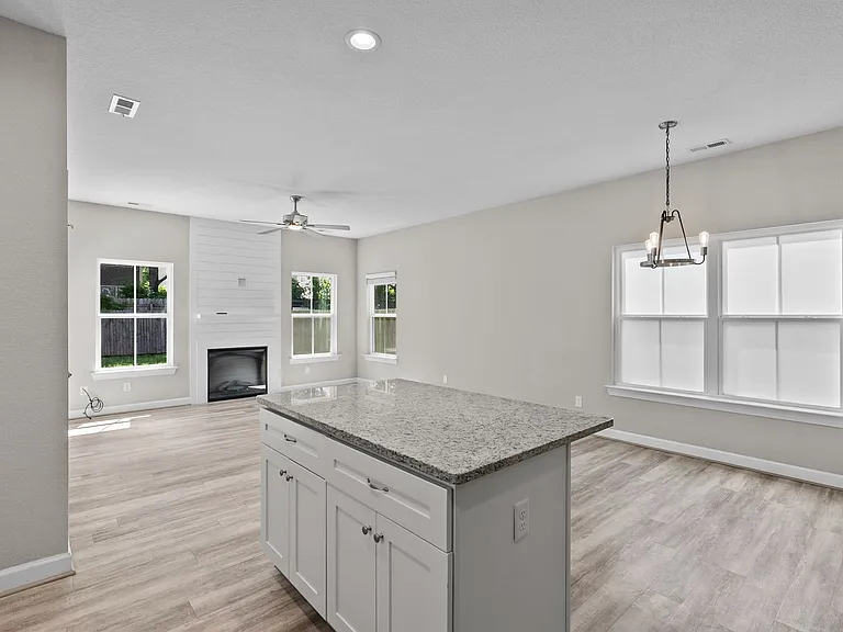 104 S Palm Ave — Photo 2