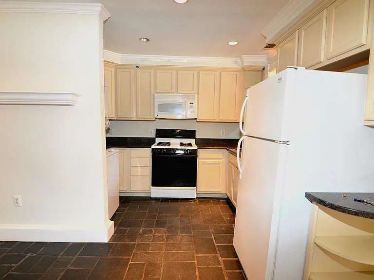 622 3rd St NE #B — Photo 9