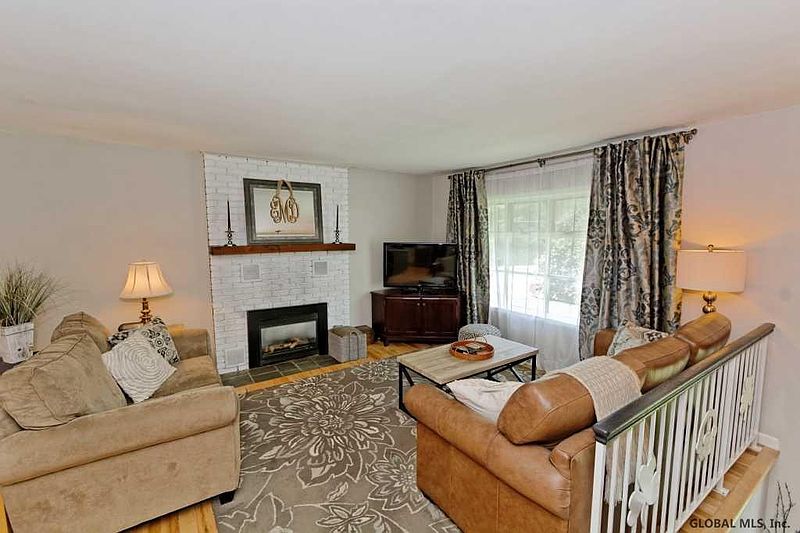 2nd image of 11 WORDEN Lane