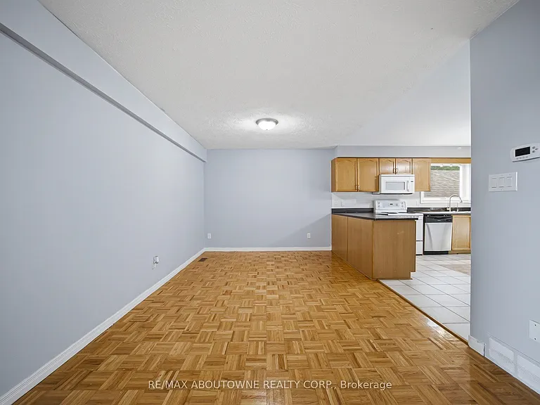 146 Bankside Dr N #UPPER — Photo 6