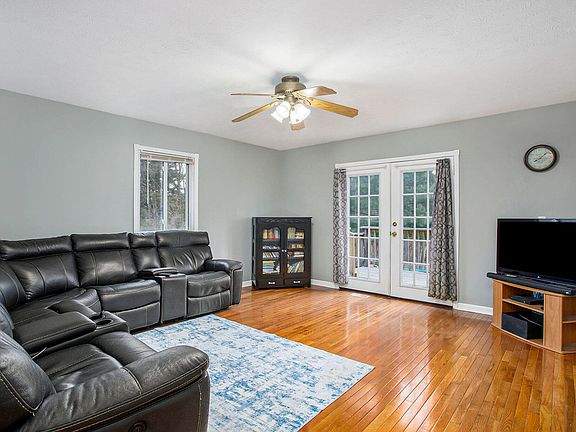 3rd image of 755 Edgecreek Dr