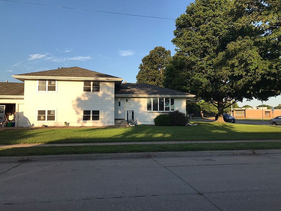 Attached 3 car garage 
