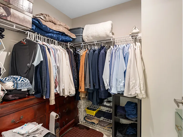 913 Leyburn Ln — Photo 28