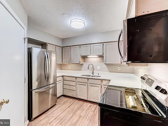 4th image of 3109 Patrick Henry Dr APT 626