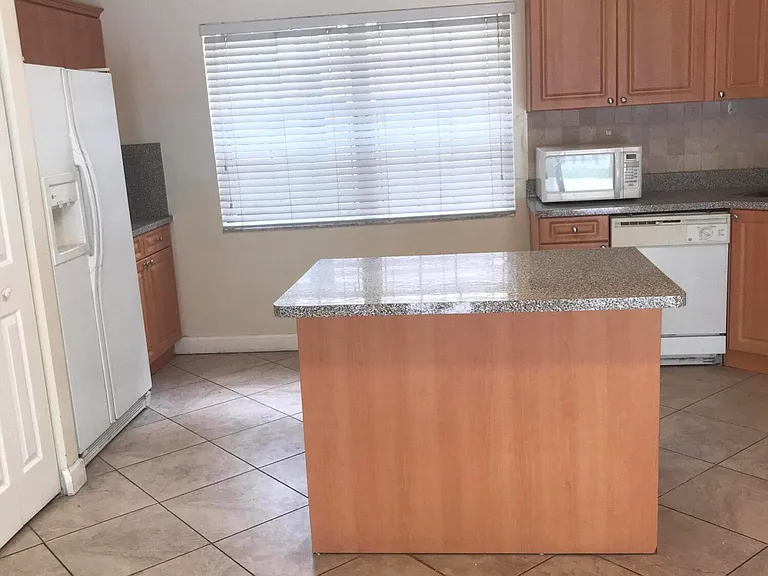845 NW 98th Ave — Photo 3