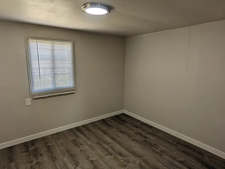 1002 S Junction Ave — Photo 6