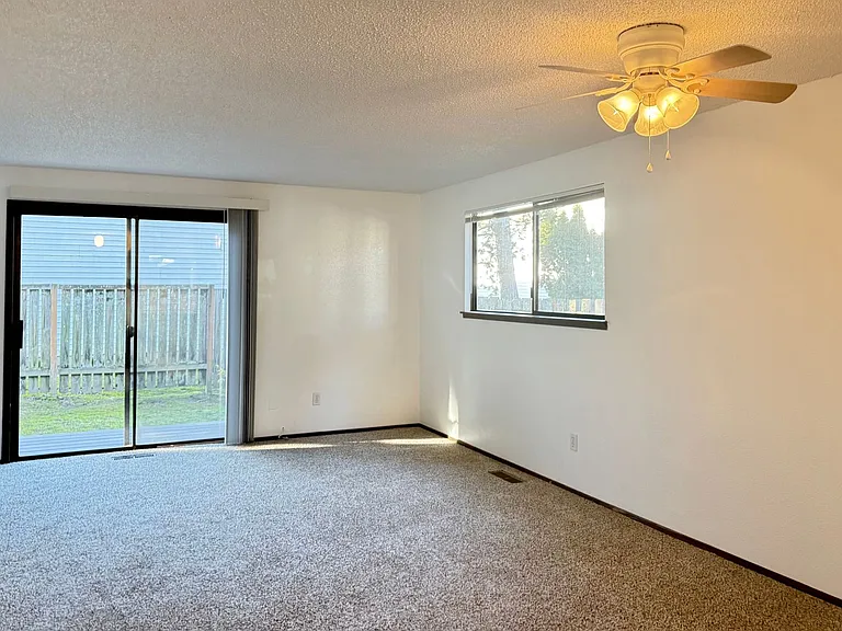 12334 SW Sussex St — Photo 8
