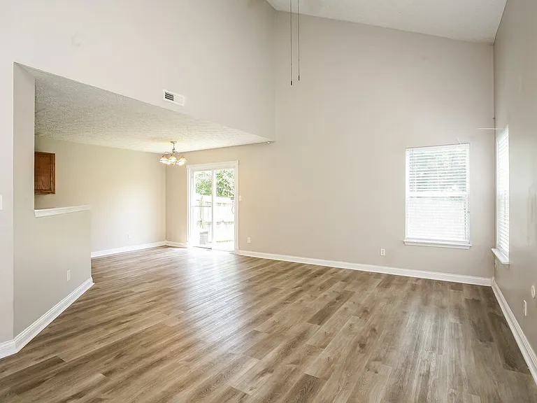 4487 Connaught East Dr — Photo 5