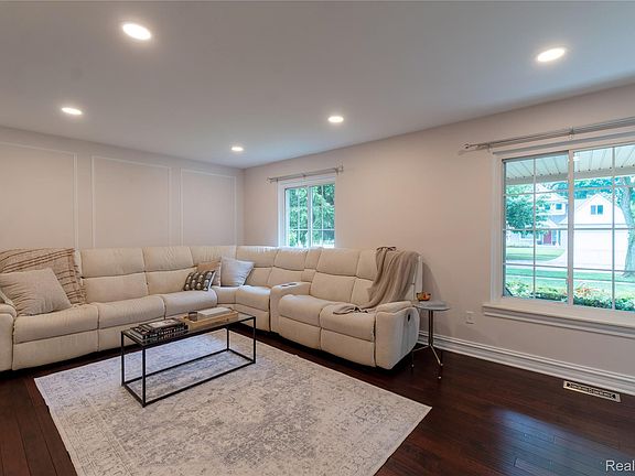4th image of 2032 Kristin Dr