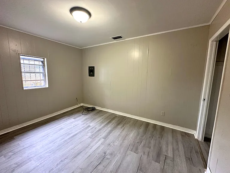 372 Fredonia St — Photo 16