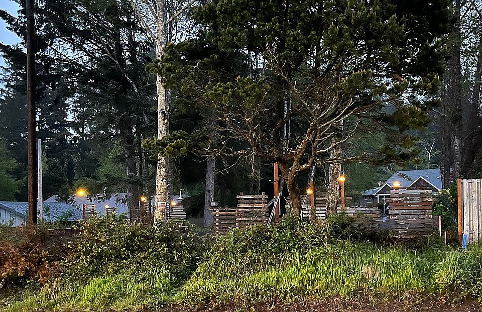 Privacy trellis solar lights