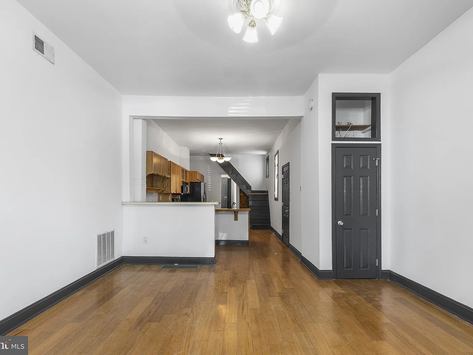 3 bed, 1.5 bath, 1530 sqft, $2,300 — Photo 3