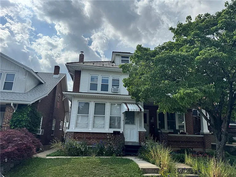 111 E Elm St — Photo 1