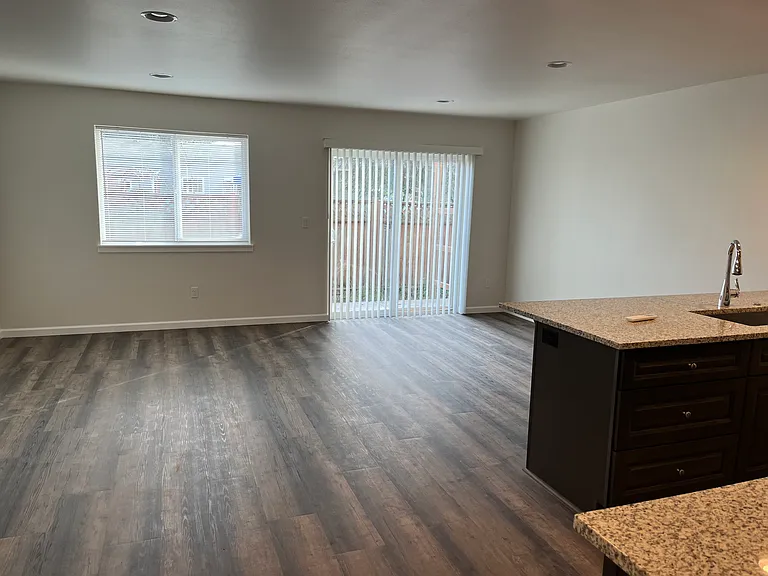2923 SE Geary St — Photo 2