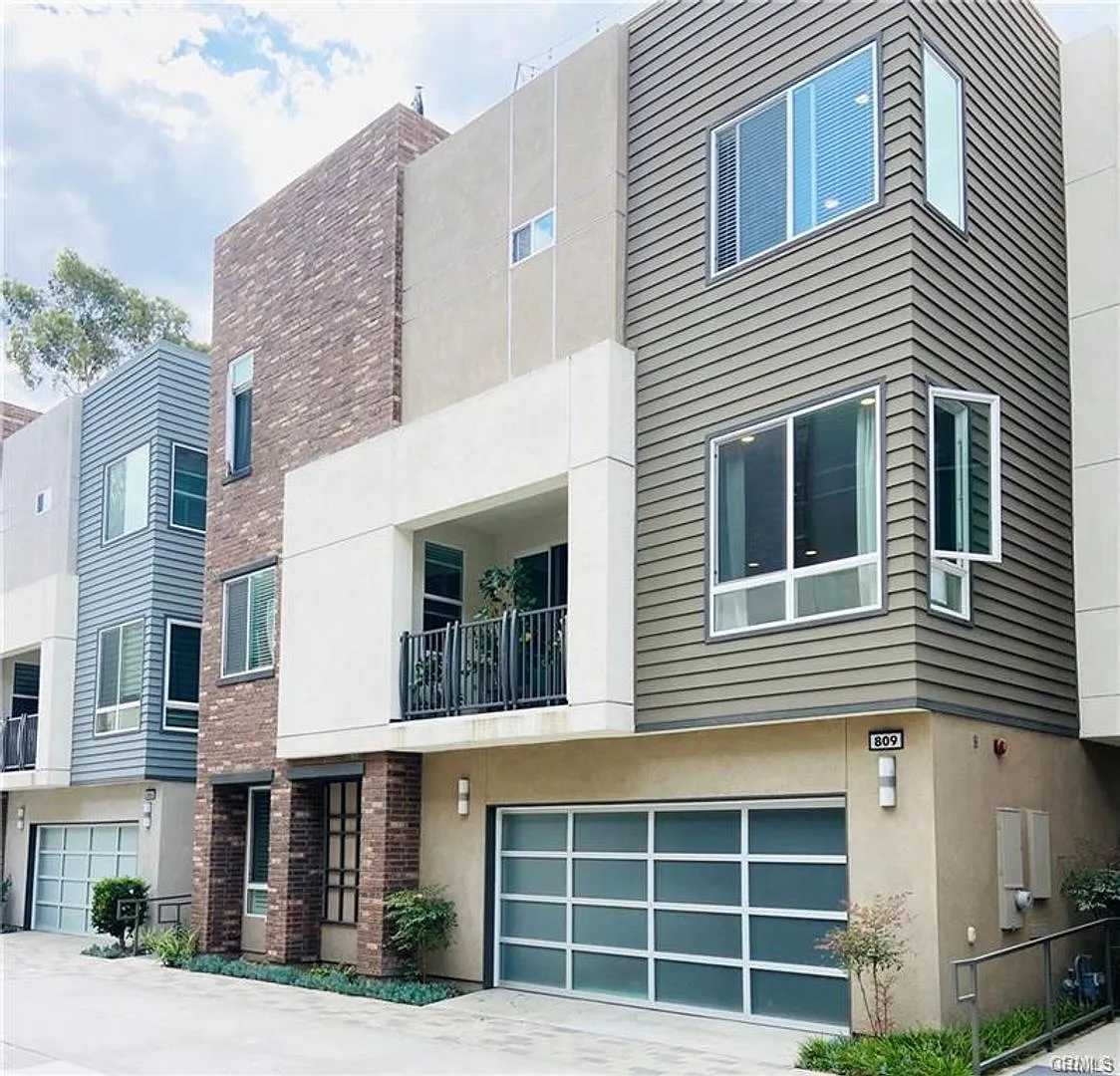 For Lease $6,250/Month, 2 Bedroom And 2 Bath, Work Space Downstairs Brickyard Ln., Costa Mesa — Photo 1