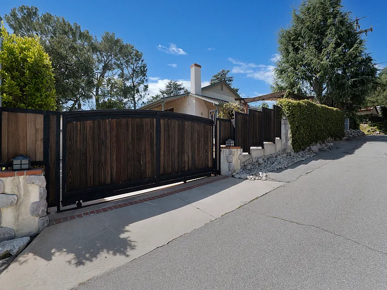2254 Cross St — Photo 37