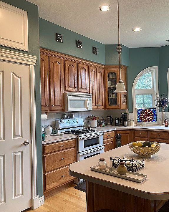 Kitchen with Pantry & Island