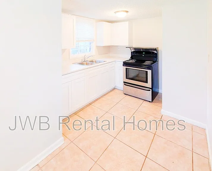 531 W 27th St — Photo 3