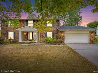5439 Deerfield Village Dr, West Bloomfield, MI 48322