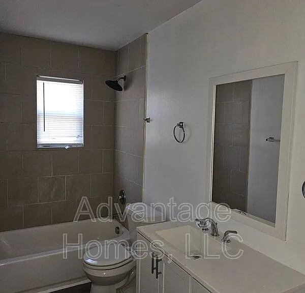 702 N 70th St — Photo 28