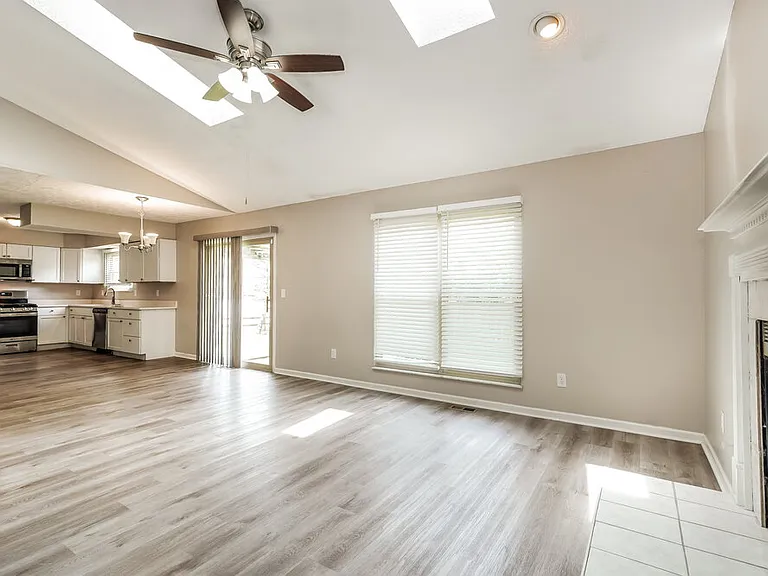 1127 Crestview St — Photo 11