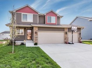 565 NE Badger Ln, Waukee, IA 50263