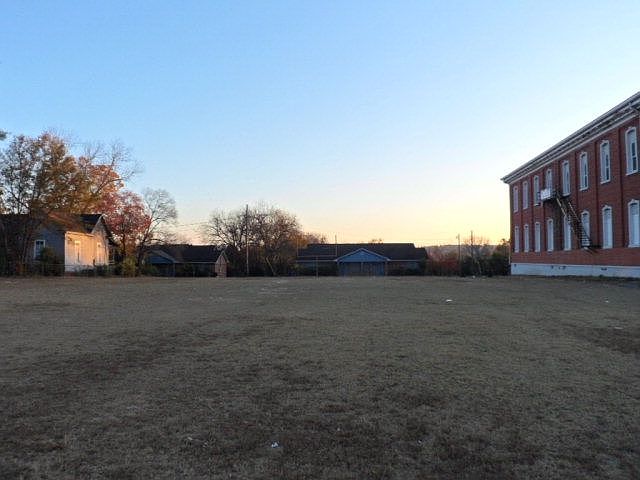 2nd image of 901 S Railroad St