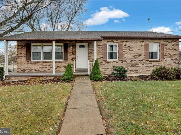 418 Indian Manor Dr, Leesport, PA 19533