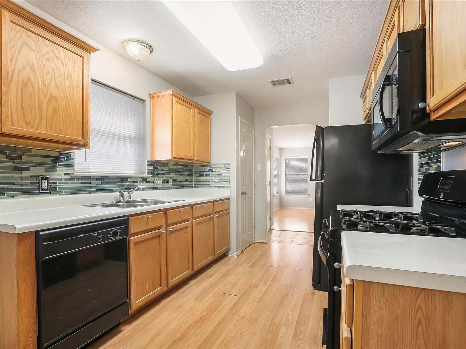 3 bed, 2.0 bath, 1271 sqft, $1,895 — Photo 4
