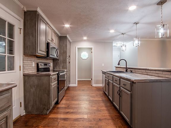 3rd image of 570 Meadowlane Dr