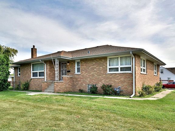 3rd image of 204 E Village Dr