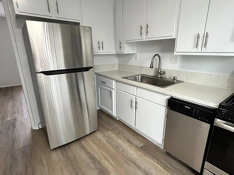 13860 Burbank Blvd — Photo 34