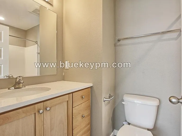 2713 Broadway — Photo 8