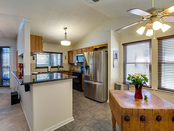 5th image of 318 Sandlewood Ln