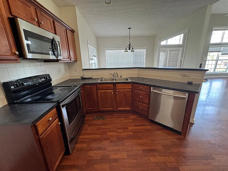 504 Thames Cir — Photo 39