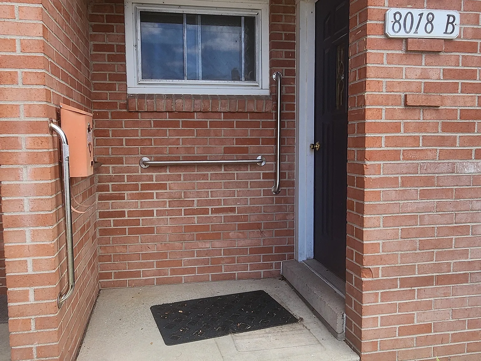 3 bed, 1.5 bath, 1255 sqft, $1,300 — Photo 2