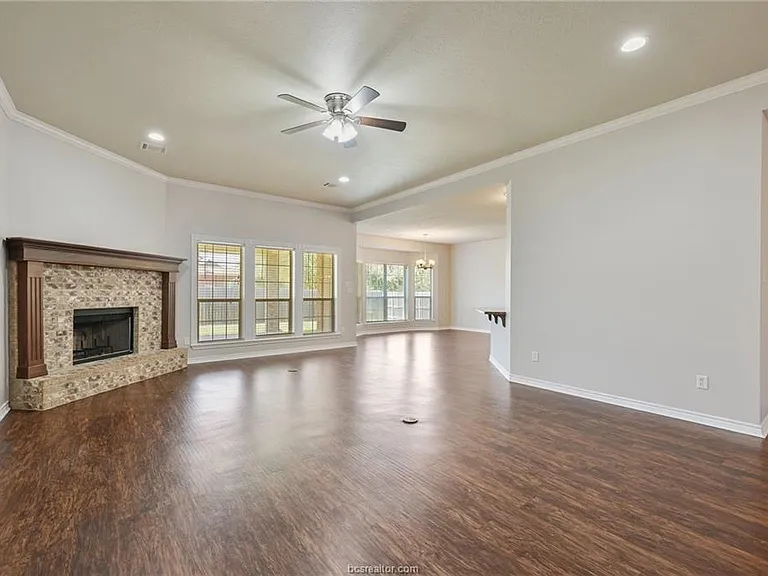 1219 Harrisonburg Ln — Photo 2