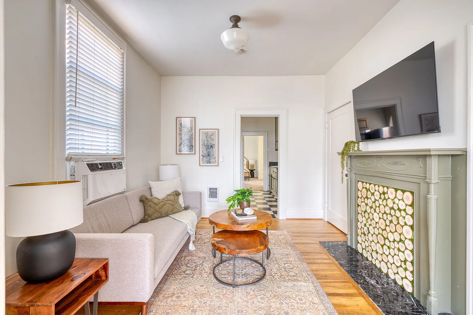 2 bed, 1.0 bath, 699 sqft, $3,816 — Photo 1